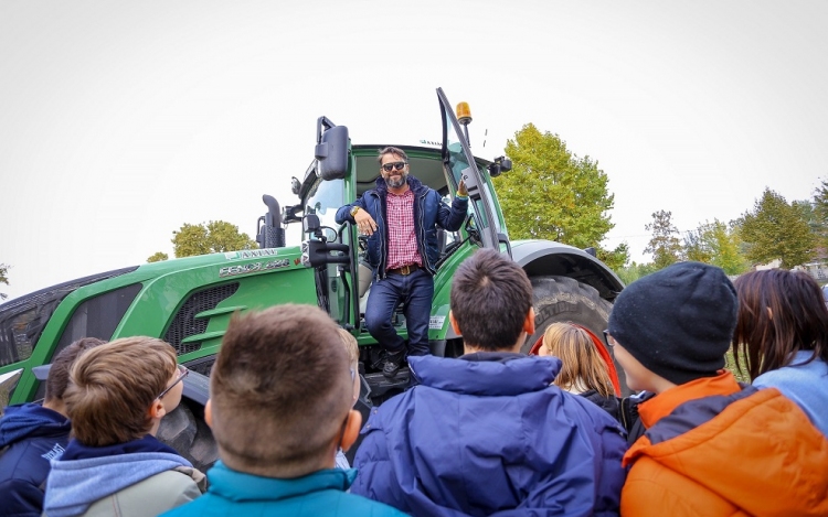 Winkler Robi menő traktorost faragott az iskolásokból