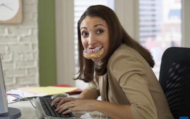 Egészségesen az irodában: 5 tipp, hogy elkerüld a felesleges kalóriákat a munkahelyen