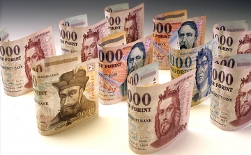 Buda-Cash - Sorban állnak pénzükért Miskolcon