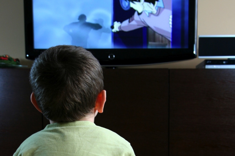 WHO: kétéves koruk előtt ne nézzenek semmilyen képernyőt passzívan a gyerekek