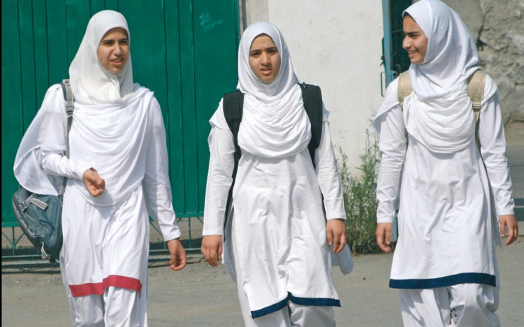 Nem tiltható az iszlám fejkendő viselése a cseh iskolákban a cseh ombudsman szerint