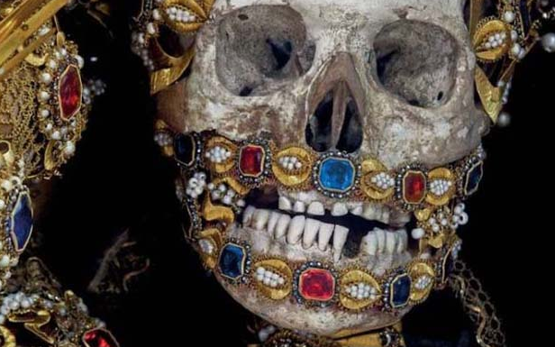 Euró millliókat érő ékszerekbe felöltöztetett csontvázak kerültek elő