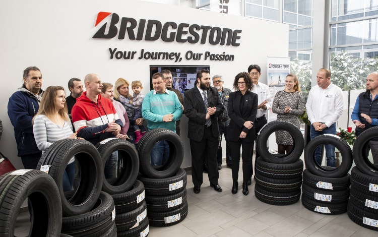Gumiabroncsokkal segíti a nagycsaládosokat a Bridgestone