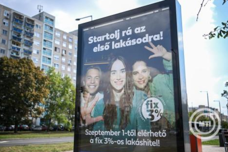 A külföldön dolgozó fiataloknak is biztosítaná a 3%-os hitelt a kormány