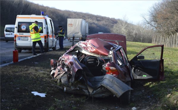 Személyautóba rohant egy kamion az M3-ason Gödöllőnél