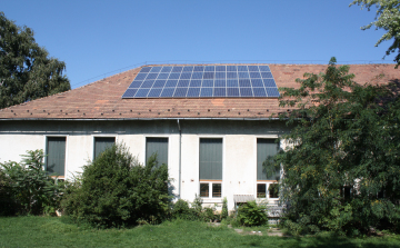 Újabb intézményekre kerültek napelemek tatabányán