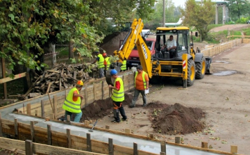 Új műfüves pálya épül