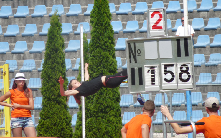 Eldördült a startpisztoly