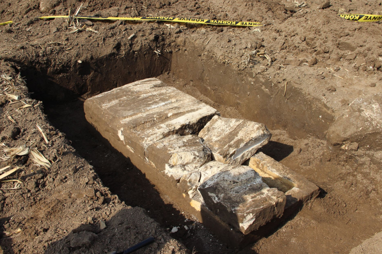 Római kori szarkofágra bukkantak Környén