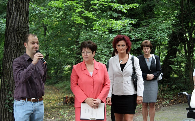 Új udvari sporteszközök és mezítlábas ösvény