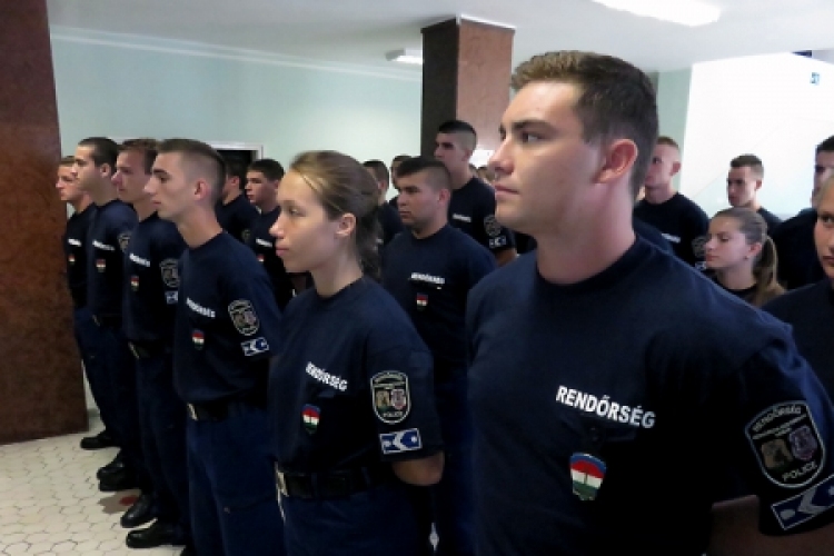 Komárom-Esztergom megyében 35 új rendőr állt szolgálatba