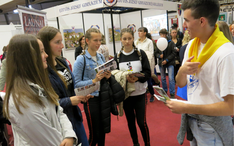 Megnyílt a 19. Megyei Pályaválasztási Kiállítás Tatabányán