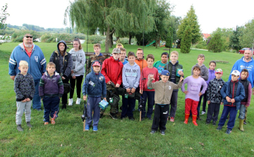 Rávertek a gyerekek a felnőtt horgászokra