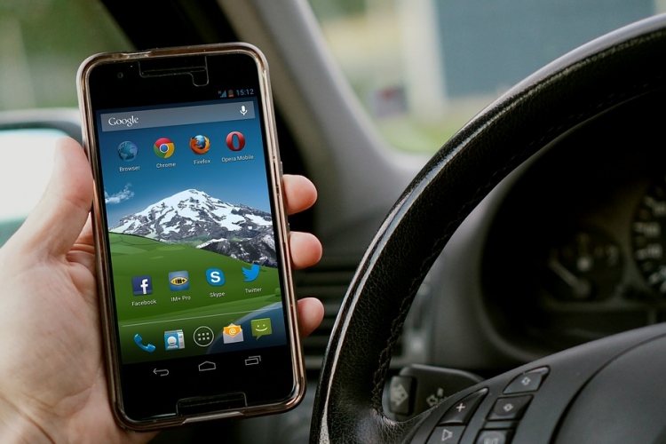 Egyre több halálos balesetet okoznak mobiltelefon-függő sofőrök