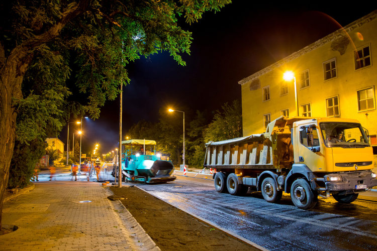 Éjszaka is aszfaltoztak