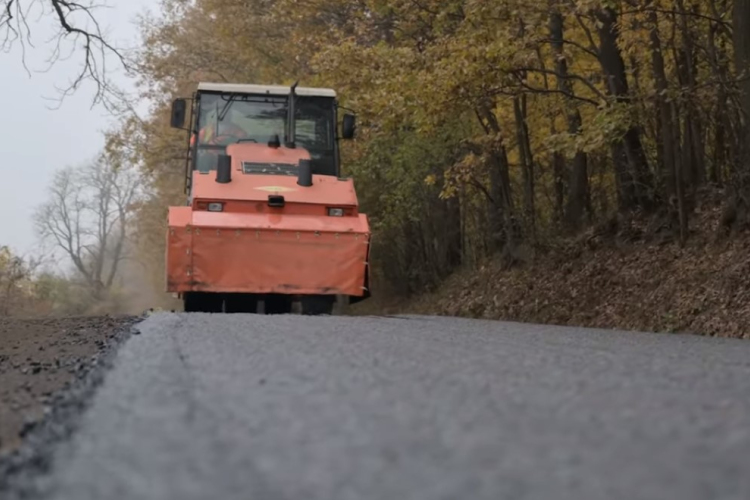 Új burkolatfelújítási technikával kísérletezik a Magyar Közút