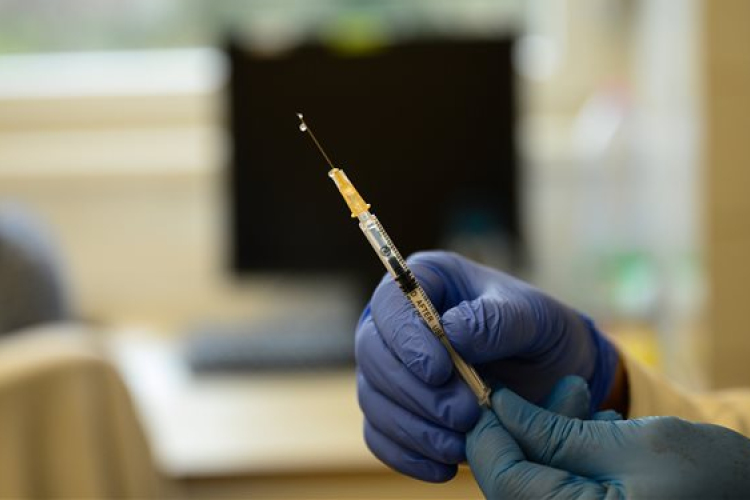 Meghaladta a tízmilliót a beadott harmadik oltási dózisok száma Nagy-Britanniában