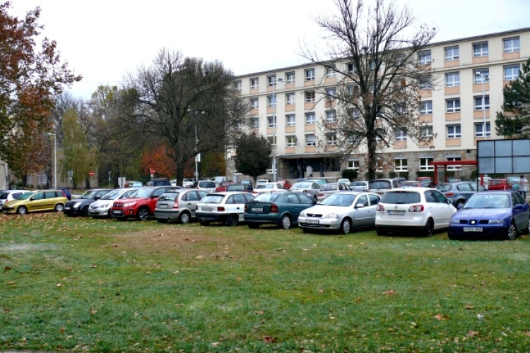 Ideiglenes parkolót jelöltek ki