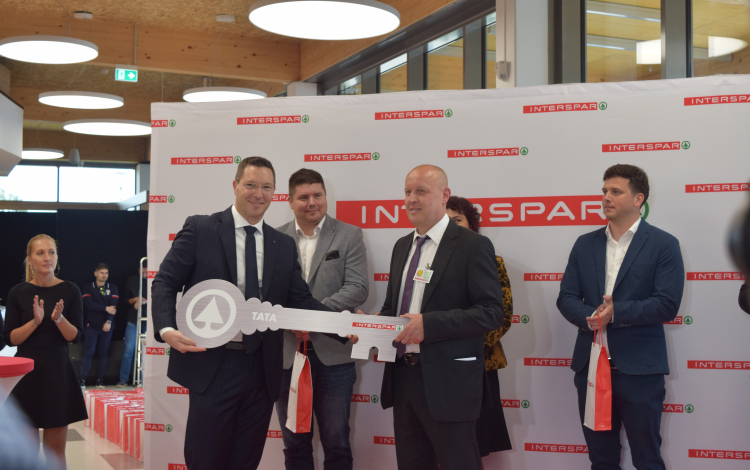 Modern áruházzal gazdagodott Tata