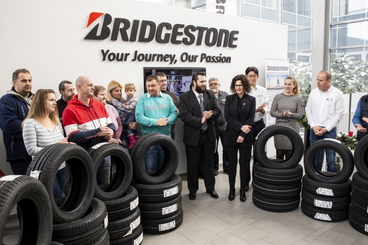 Gumiabroncsokkal segíti a nagycsaládosokat a Bridgestone