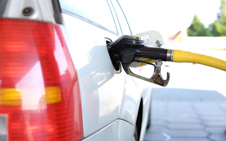 A régebbi autók tulajdonosai keressék fel szerelőjüket az új üzemanyagok miatt