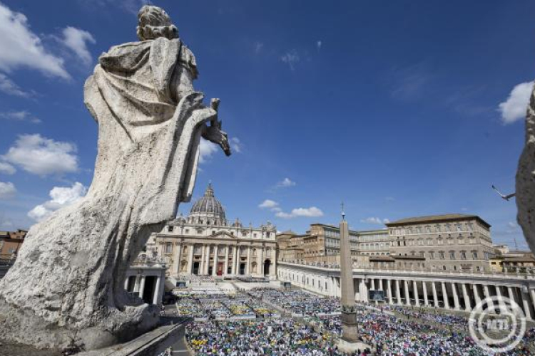 Pápaválasztás - Feltették a kéménycsövet a Sixtus-kápolna tetejére