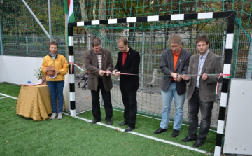 Műfüves pálya Újvárosban