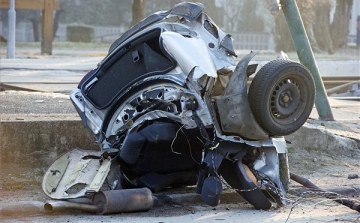 Brutális baleset Budakalászon – kettészakadt egy autó