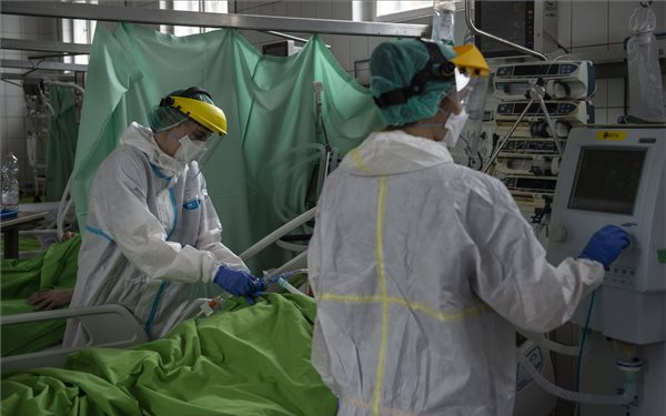 Meghalt 98 beteg, 8434 új fertőzöttet találtak Magyarországon