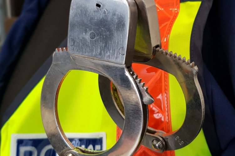 Őrizetbe vettek két kiskunhalasi orvost, akik nemátalakító műtéteket végeztek magán úton a kórházban