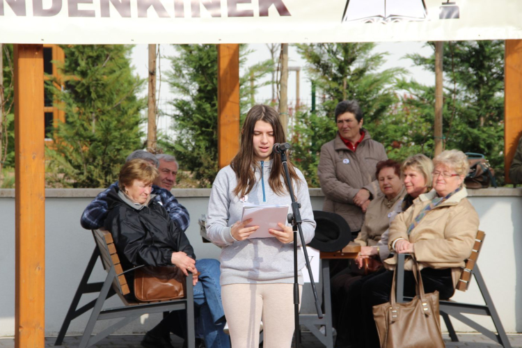 Különben meggörbülne a világ gyémánttengelye…