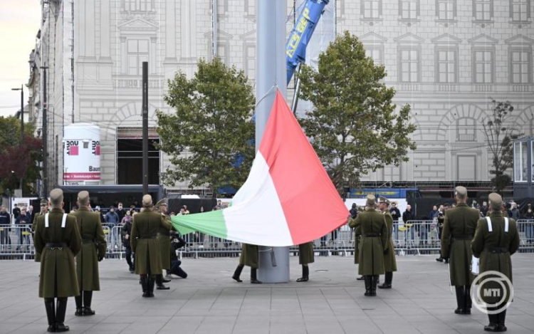 Október 23. - Felvonták a nemzeti lobogót az Országház előtt