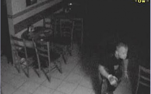 Pénzt lopott a tatai üzletekből