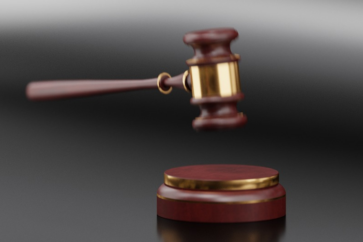 Nevelt lánya zaklatásáért ítéltek el egy férfit