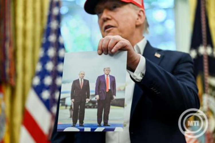 Ukrajnai háború - Kreml: Trump közölte Putyinnal, hogy a harcok beszüntetése érdekében kész hatni az EU-ra és Kijevre