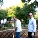 A Vértes Volán vezetői a Dózsakerti oviban kertészkedtek