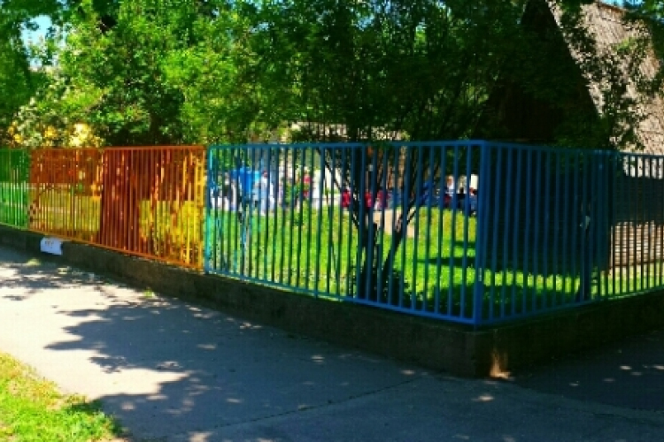 Színes kerítés várta a bölcsődéseket