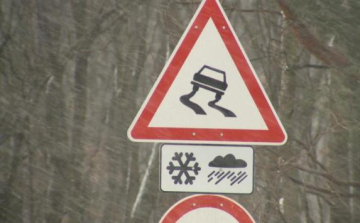 Több jármű akadt el a megye útjain