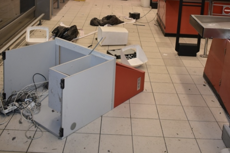 TÖRT ÉS ZÚZOTT AZ ÜZLETBEN