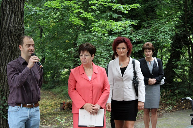 Új udvari sporteszközök és mezítlábas ösvény