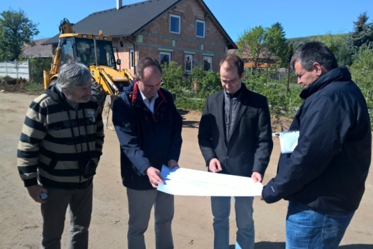 Új utca nyílik Alsógallán