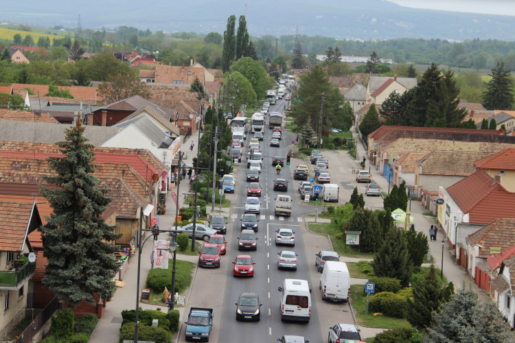 Polgármesterek, cégvezetők az elkerülő út mellett