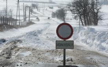 Nem lehet közlekedni az M1-es autópályán, de a bajba jutottakat kimentik 