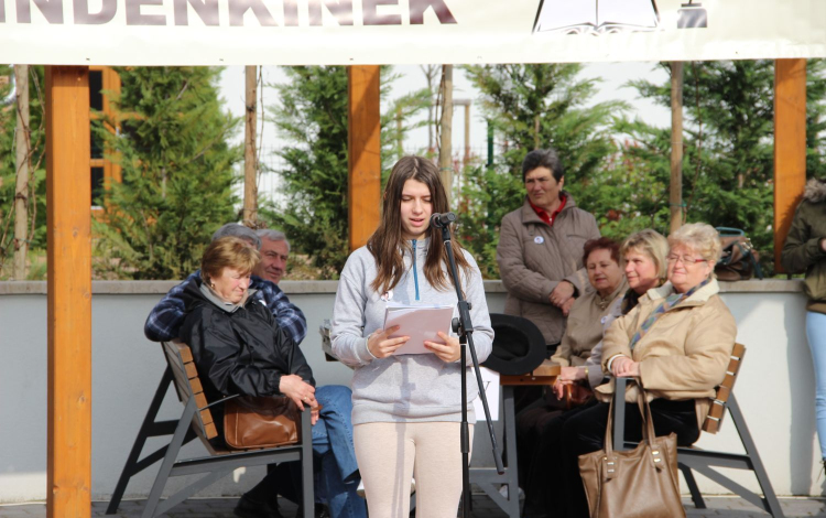 Különben meggörbülne a világ gyémánttengelye…