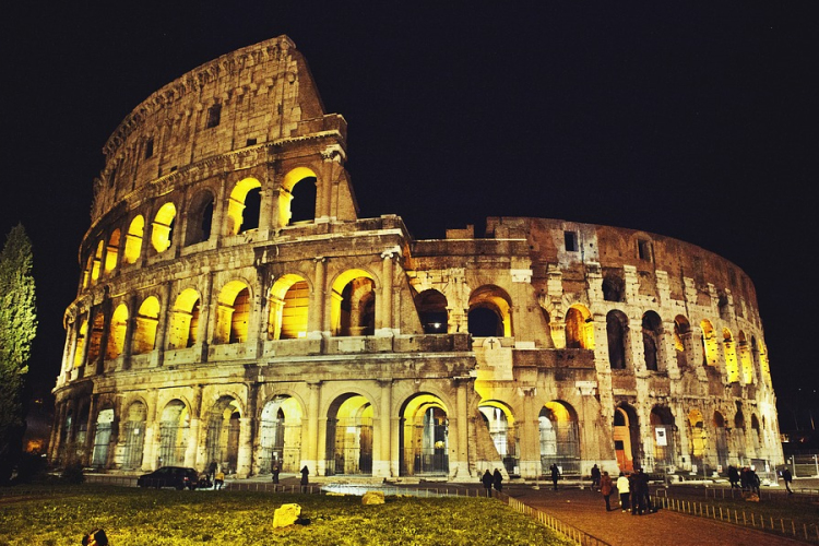 Beszöktek egy sörre éjszaka a római Colosseumba turisták