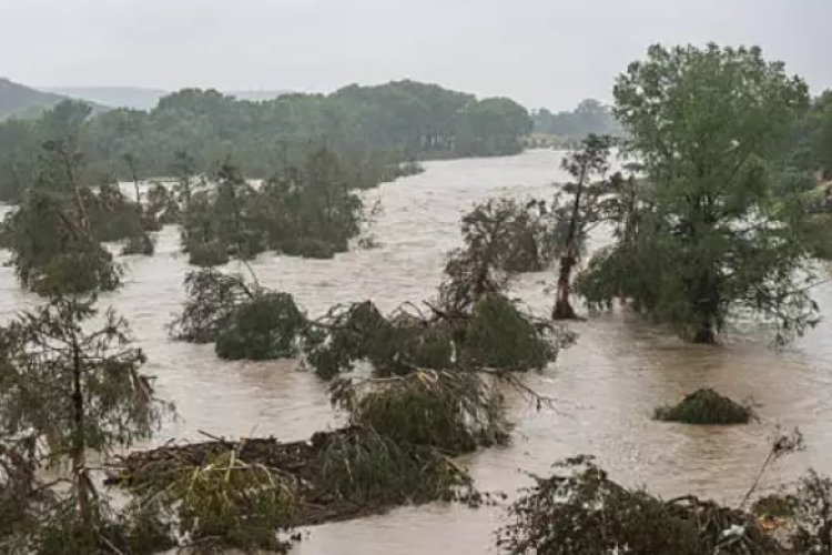 Kaliforniában rekordmértékű esőt hozott a karácsony áradásokkal, villámáradásokkal, földcsuszamlásokkal