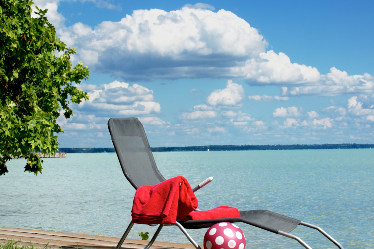 Itt a balatoni strandok toplistája