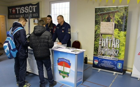 Rendőrök a pályaválasztási kiállításon