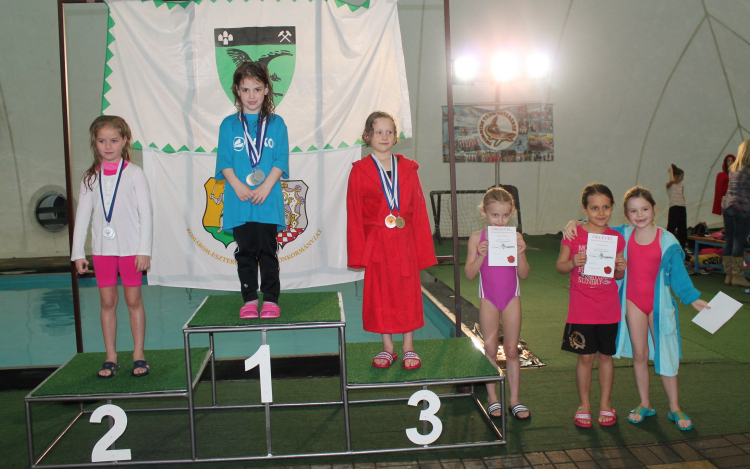 Zsolnán és Tatabányán remekeltek a TVSE fiatal úszói