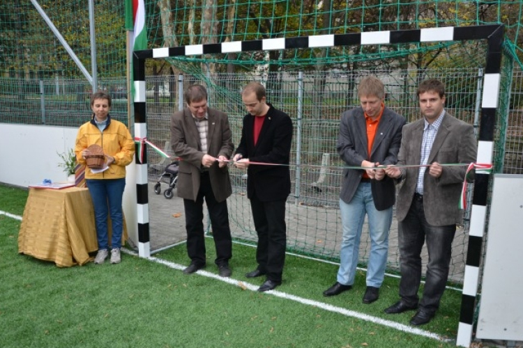 Műfüves pálya Újvárosban